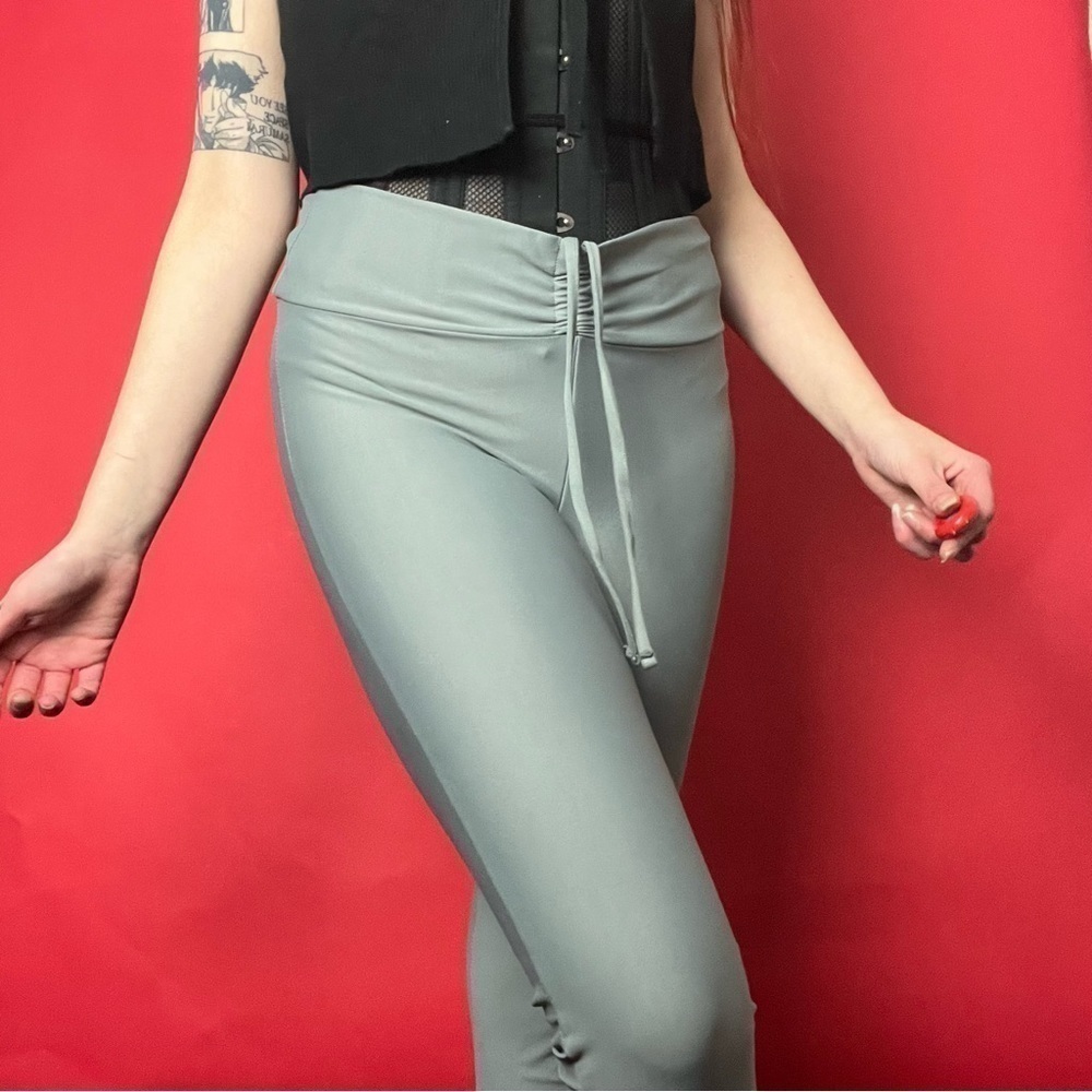 Trendy cinched leggings  🤍🖤​​​​​​​​​​​​​​​​​​​​